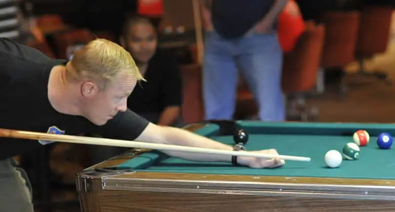 how to hold a pool cue